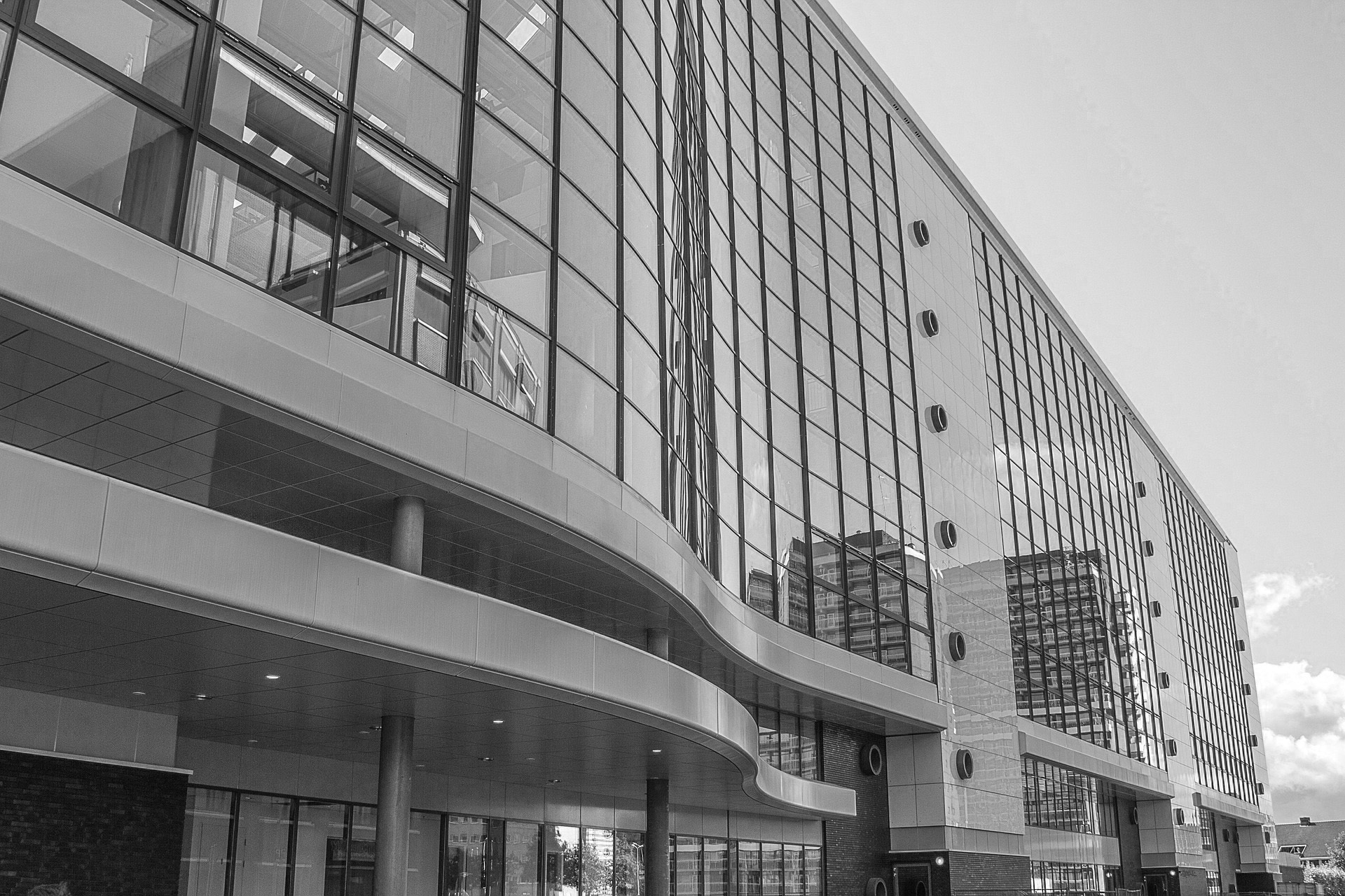 Modernes Klinikgebäude mit Glasfassade – professioneller Klinikschutz und Sicherheitsdienst für medizinische Einrichtungen durch TM Security