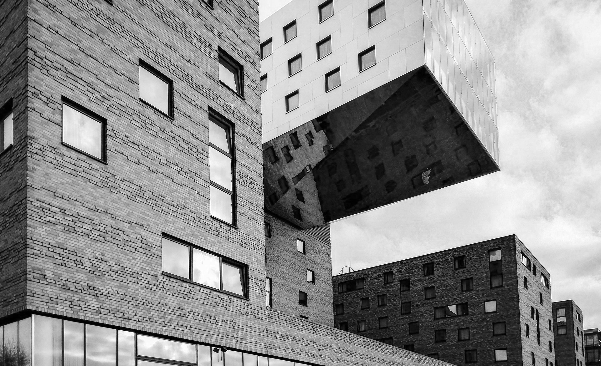 Modernes Bürogebäude mit Glas- und Betonfassade – professioneller Objektschutz und Gebäudesicherheit durch TM Security